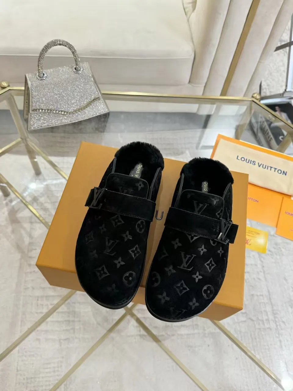 p600✨ LV Couple’s Wool Slippers｜Full of high-end feel, the soles of your feet are luxurious✨ We have achieved the ultimate restoration of the "higher version" of this pair of LV classic toe-toe slippers! 👫💫 🌟 The core advantages are clear at a glance: ✔️ Original jacquard + cowhide fabric, delicate texture, high-end at first glance; ✔️ 280% pure wool lining, wearing barefoot is like stepping on clouds ☁️, soft and skin-friendly and not sweaty; ✔️ Non-slip rubber bottom + three-dimensional toe design, super stable for walking, fashionable and practical!  👀 Must-have attention to detail: Belt buckle + classic LV presbyopic elements, revealing the aura of a big-name brand in a low-key manner ~ Whether it is a couple dating or a trip with besties, both of them are the focus when they go out👟💖 ✨ Easily match the wardrobe: jeans + sweaters, lazy and casual style ✔️ Coat + skirt, refined and elegant ✔️ One pair of shoes can handle a variety of styles, and the sense of luxury is never artificial ~ #LV slippers #couple outfit #High-End Customization #Quality Shoes Recommendation Fabric: Yangjing/classic jacquard fabric Lining: Imported wool lining Sole: Original rubber sole Size: Female 35-41 Male 38-46